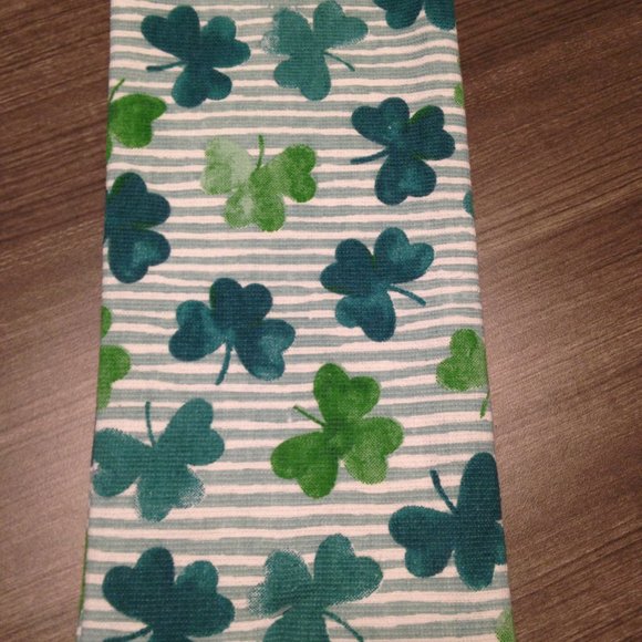 NWT St. Patrick's Day motif Kitchen Towel Set of 3. Shamrocks. - Picture 2 of 9